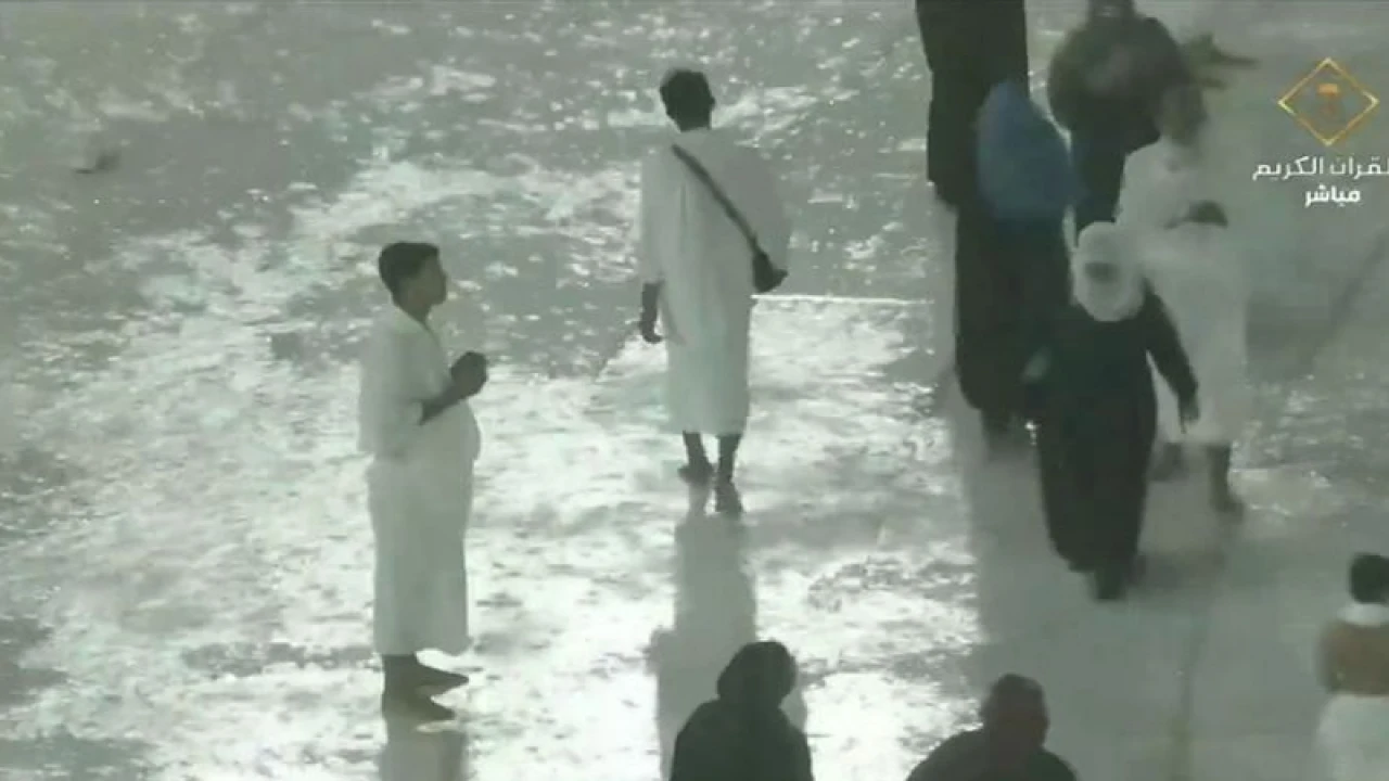 সৌদি আরবে তুমুল বৃষ্টি, বন্যার আশঙ্কায় ক্লাস বন্ধ