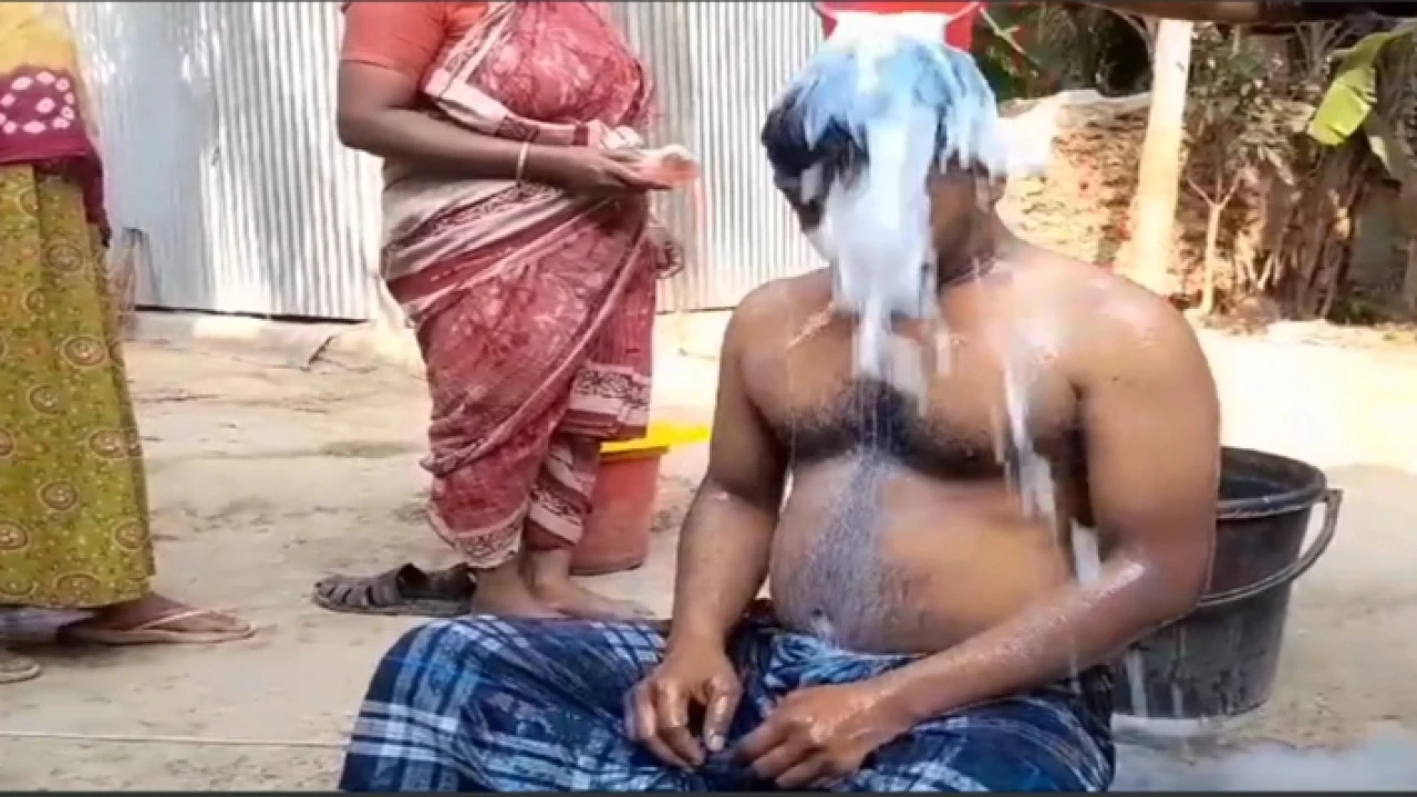 স্ত্রী পালিয়ে যাওয়ায় দুধ দিয়ে গোসল করে যুবকের দ্বিতীয় বিয়ে