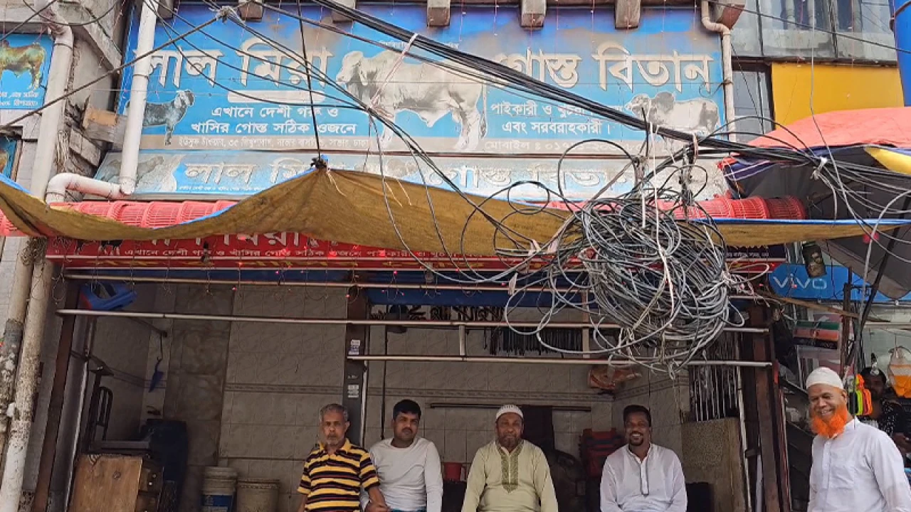 গরুর মাংস বিক্রি বন্ধ করলেন সাভারের ব্যবসায়ীরা