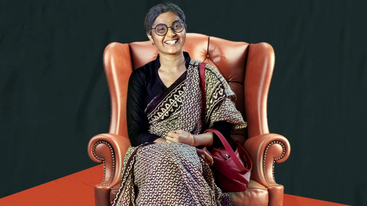 লম্বা দাঁত আর পাকা চুলে কে এই সুন্দরী!