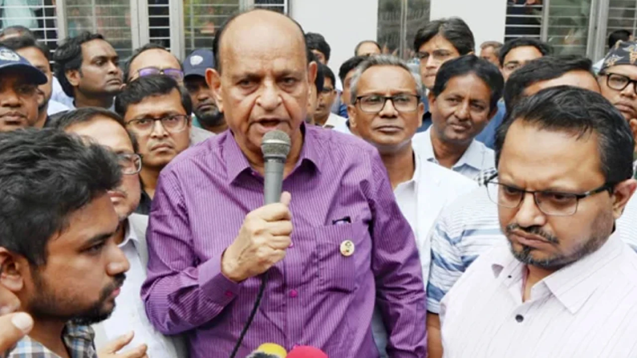 বেতনের দাবিতে ইন্টার্ন চিকিৎসকদের কর্মবিরতি, মন্ত্রীর আশ্বাস