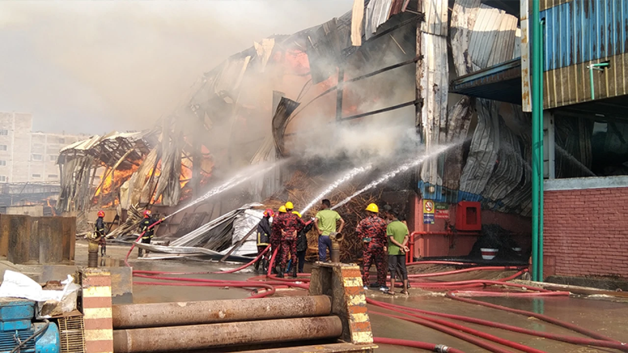 মুন্সীগঞ্জে বোর্ড তৈরির কারখানায় আগুন
