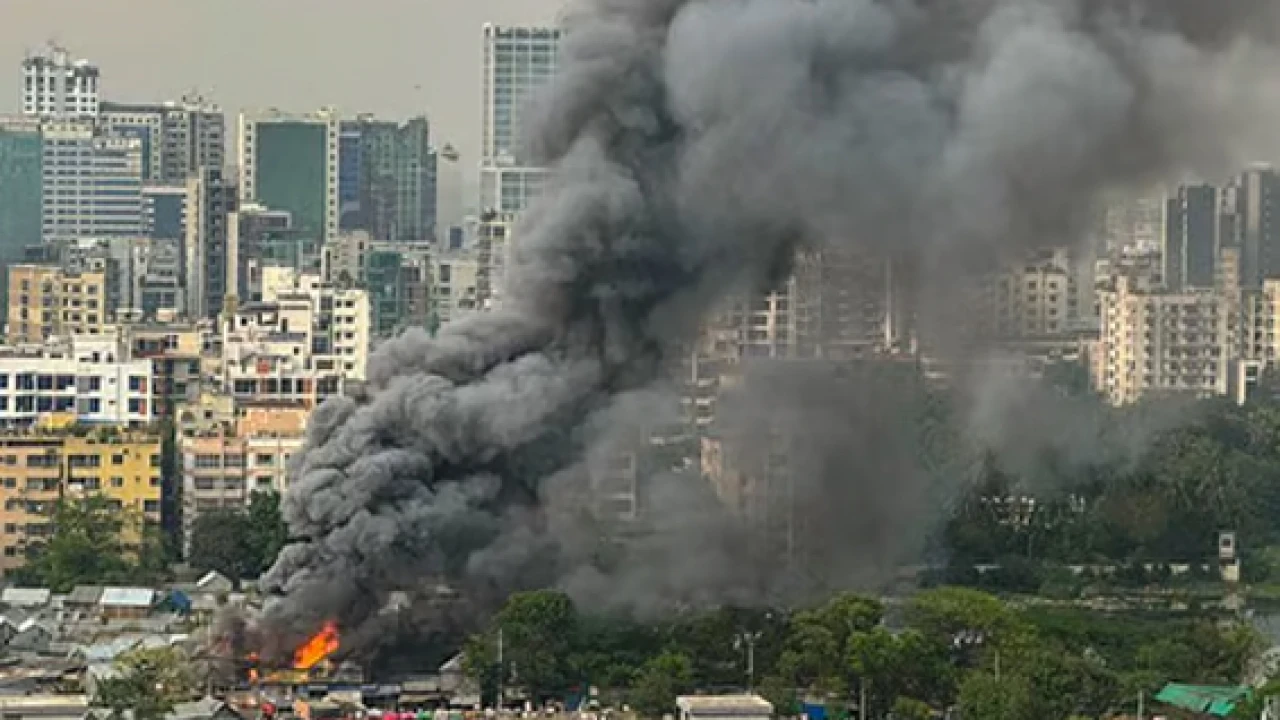 মহাখালীতে বস্তিতে আগুন