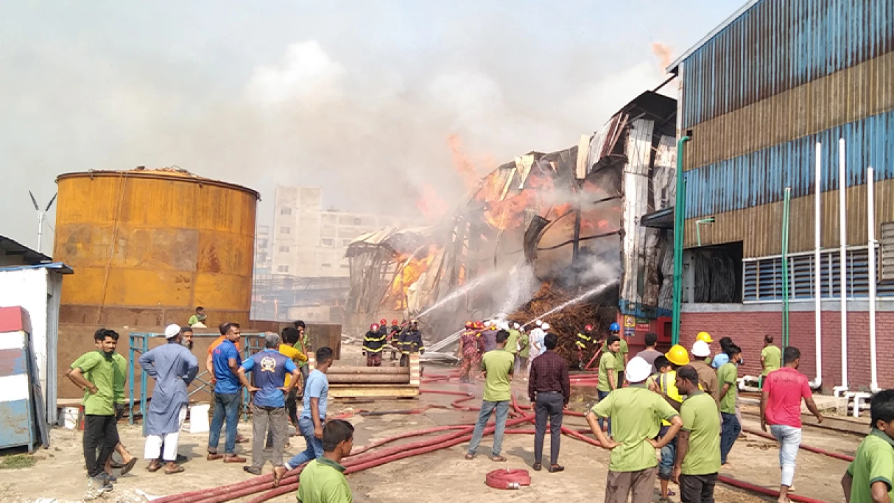 মুন্সীগঞ্জের কারখানায় এখনো জ্বলছে আগুন, আহত ৭