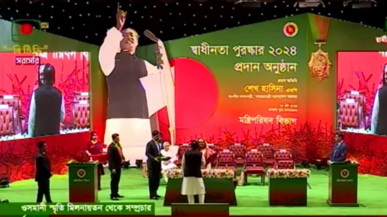 ১০ বিশিষ্ট ব্যক্তির হাতে স্বাধীনতা পুরস্কার তুলে দিলেন প্রধানমন্ত্রী