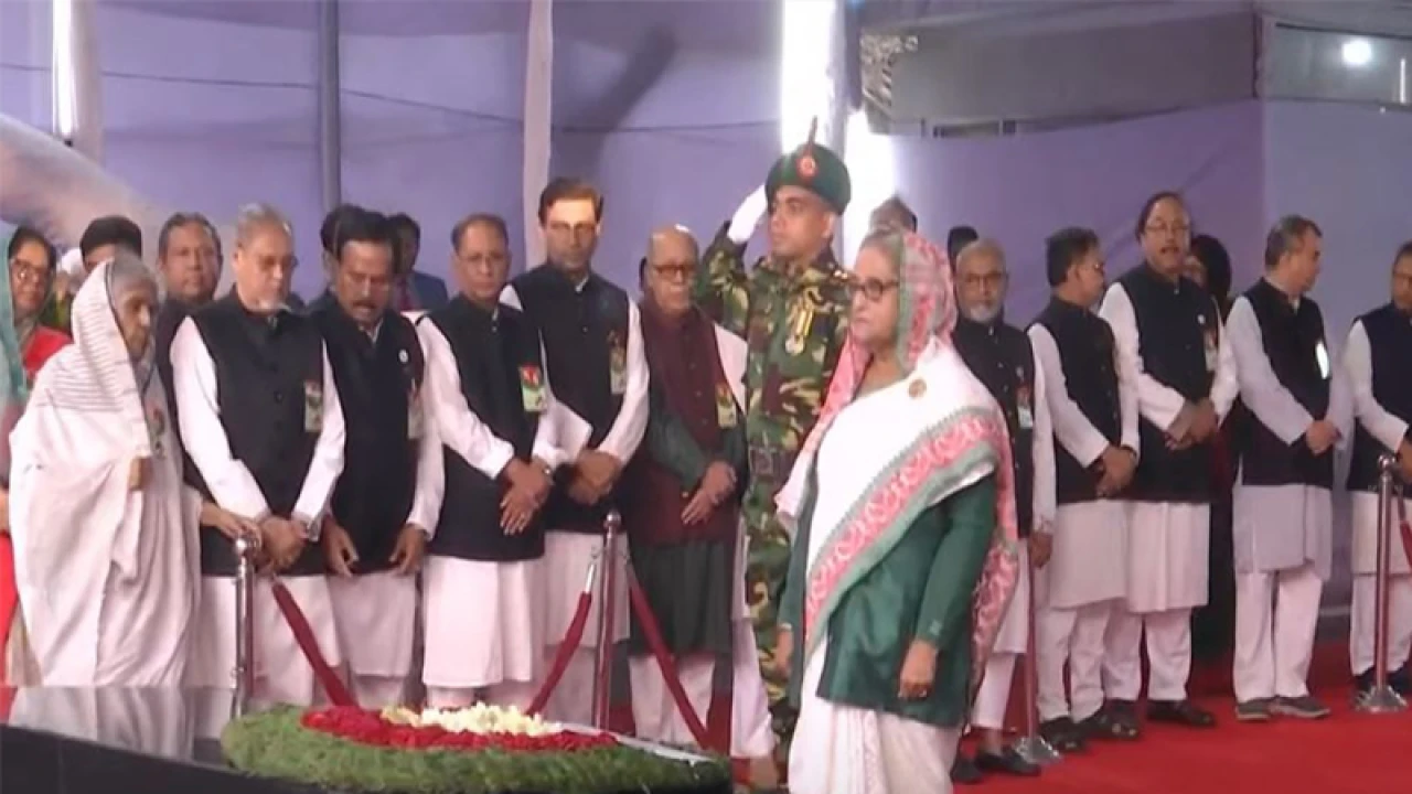 ধানমন্ডিতে বঙ্গবন্ধুর প্রতিকৃতিতে প্রধানমন্ত্রীর শ্রদ্ধা