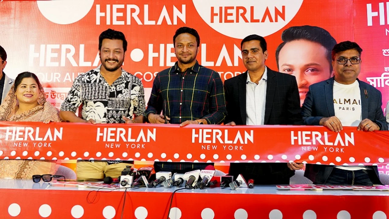 যমুনা ফিউচার পার্কে ‘হারল্যান স্টোর’ উদ্বোধন করলেন সাকিব