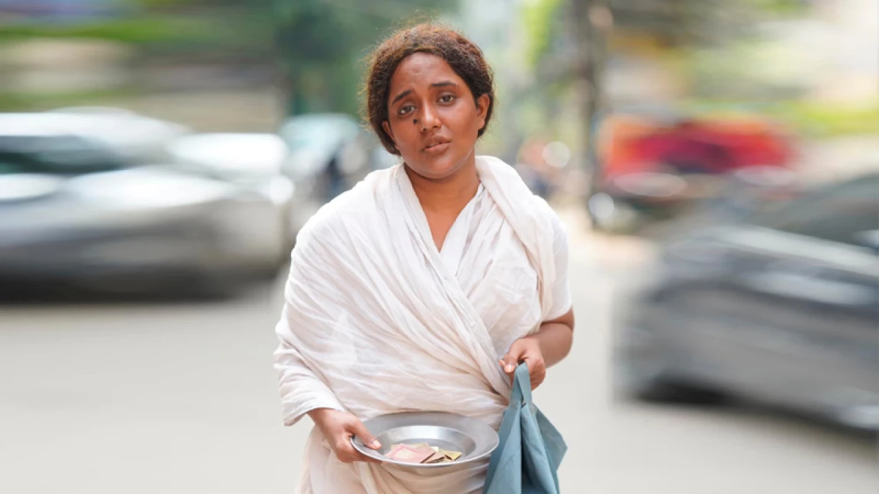ভিক্ষার থালা হাতে কে এই অভিনেত্রী?