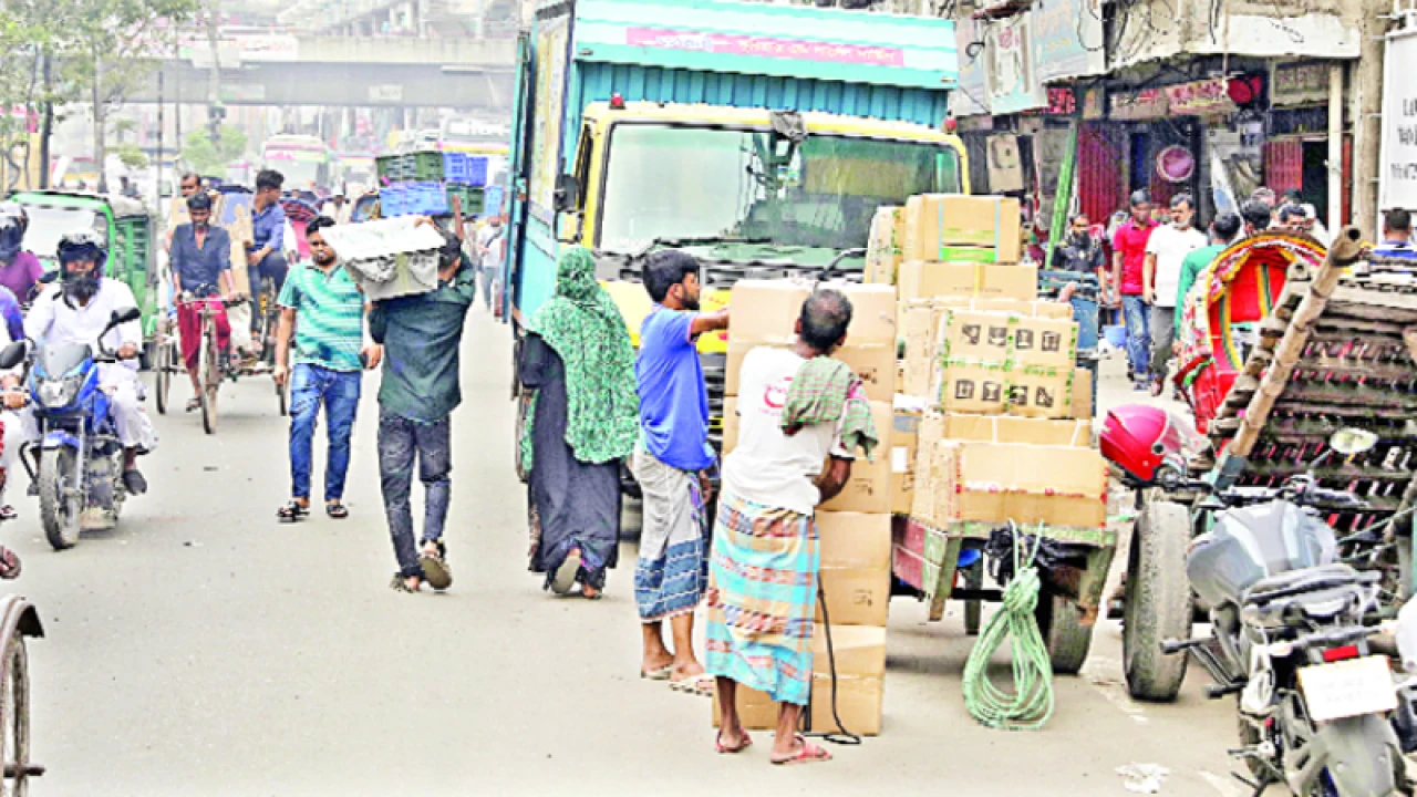 ব্যবসায়ীদের দখলে ব্যস্ত রাজপথ