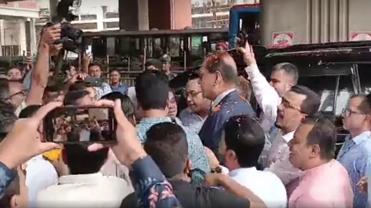 বিএসএমএমইউতে নতুন উপাচার্যকে ফুল দিয়ে বরণ