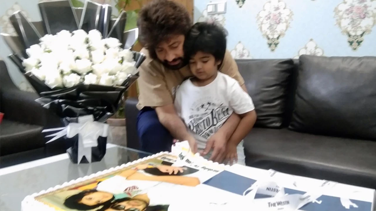 যে ছেলেকে সঙ্গে নিয়ে কেক কাটলেন শাকিব খান