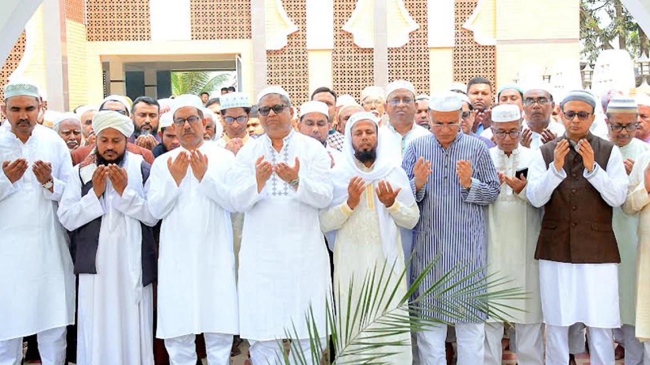 বিচারপতি ইনায়েতুর রহিম ও হুইপ ইকবালুরের মায়ের কবর জিয়ারত করলেন ৮ বিচারপতি