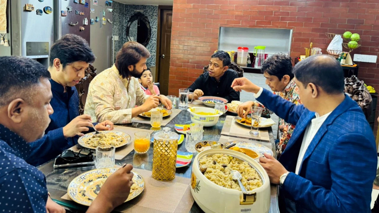 ডিবি হারুনের বাসায় ইফতার করলেন শাকিব খান