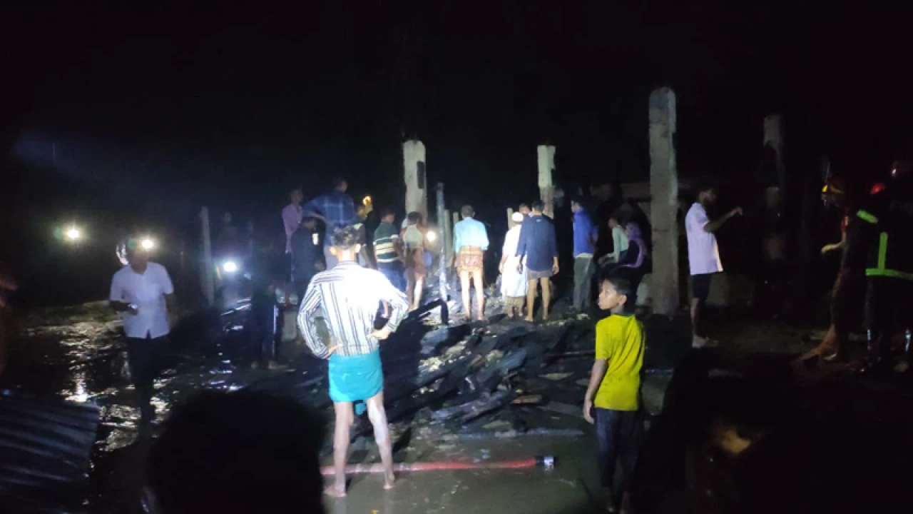 কক্সবাজারে অগ্নিকাণ্ডে ৭ পরিবারের বসতঘর পুড়ে ছাই
