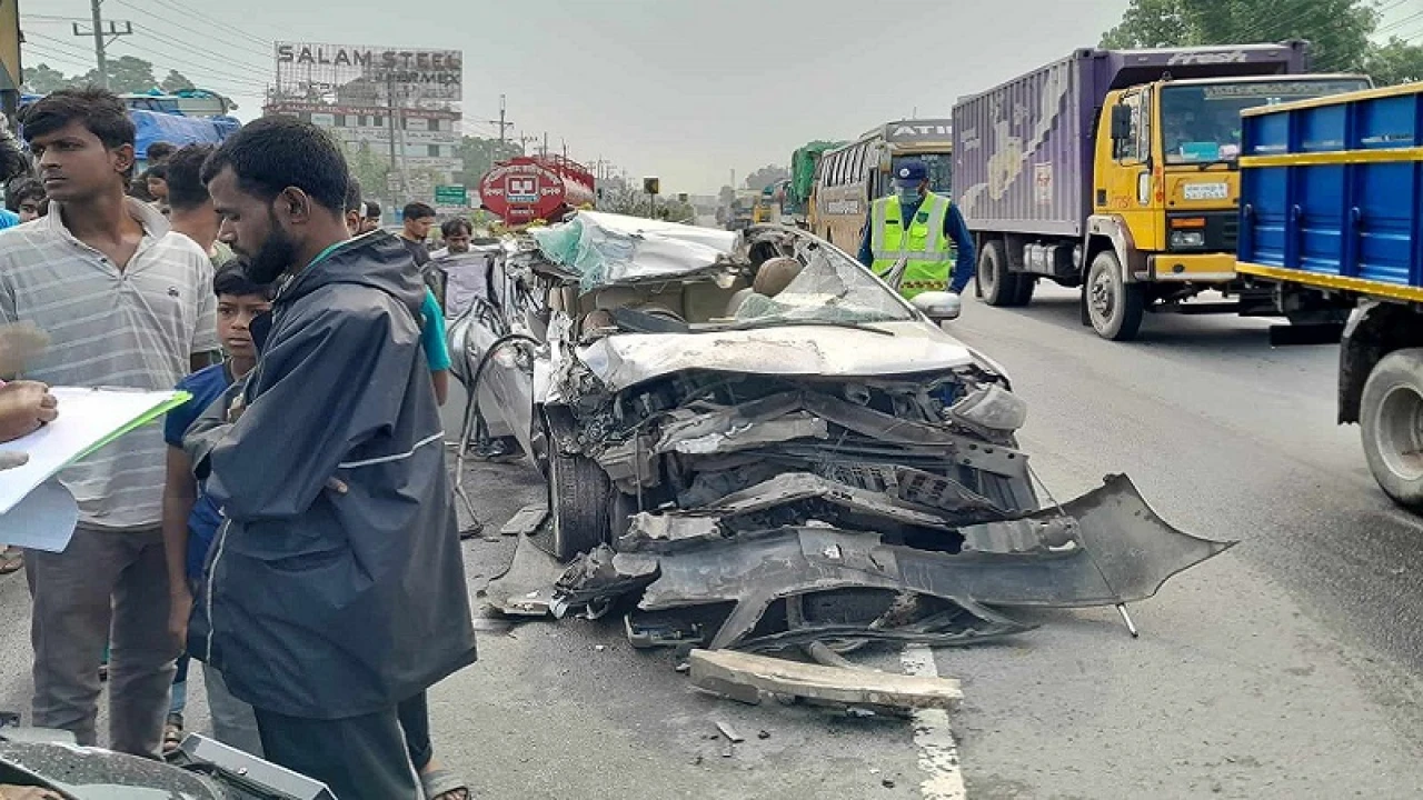 কার্ভাডভ্যানে প্রাইভেটকারের ধাক্কায় চালকসহ নিহত ২