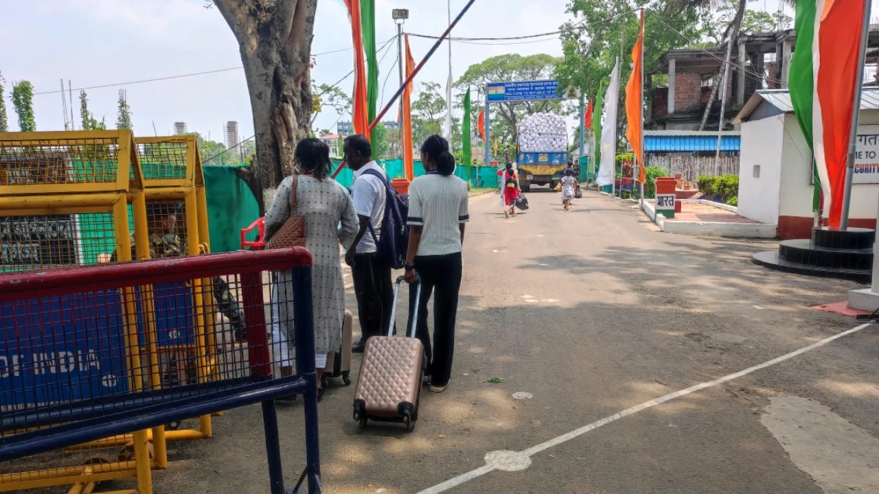 আখাউড়া দিয়ে ৪ ঘণ্টা পর যাত্রী পারাপার শুরু