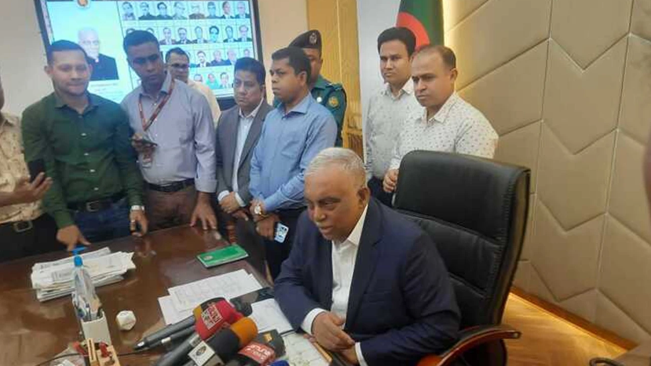 ব্যাংকে ডাকাতির ঘটনায় কঠোর শাস্তির হুঁশিয়ারি স্বরাষ্ট্রমন্ত্রীর