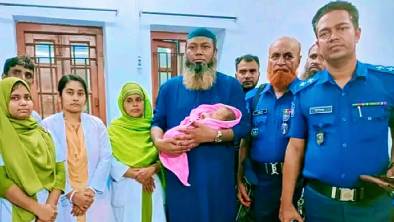 গভীর রাতে ওযুখানায় কান্নার শব্দ, মিলল ফুটফুটে নবজাতক