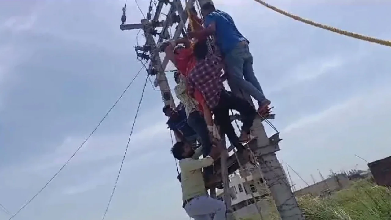 স্বামীর ঘরে পরকীয়া প্রেমিক নিয়ে থাকতে না পেরে বিদ্যুতের খুঁটিতে নারী