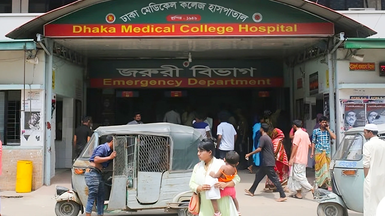 রাজধানীতে দুই বাসের চাপায় প্রাণ গেল শিশু হকারের