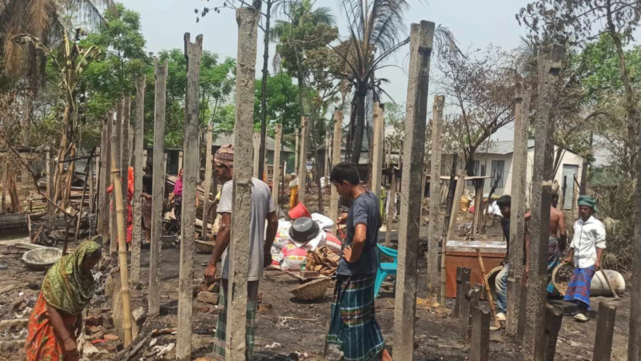 আগুনে পুড়ল ৬ পরিবারের ১১ ঘর