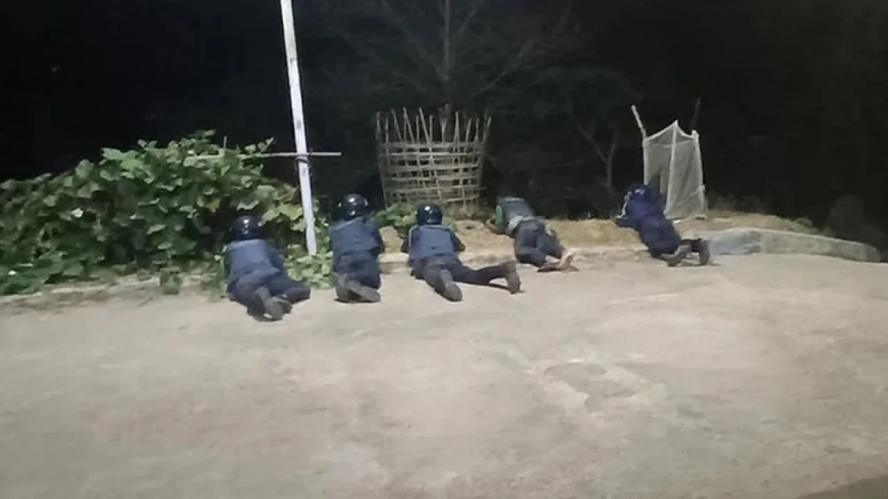 থানচি বাজারে সন্ত্রাসীদের সঙ্গে পুলিশের গোলাগুলি