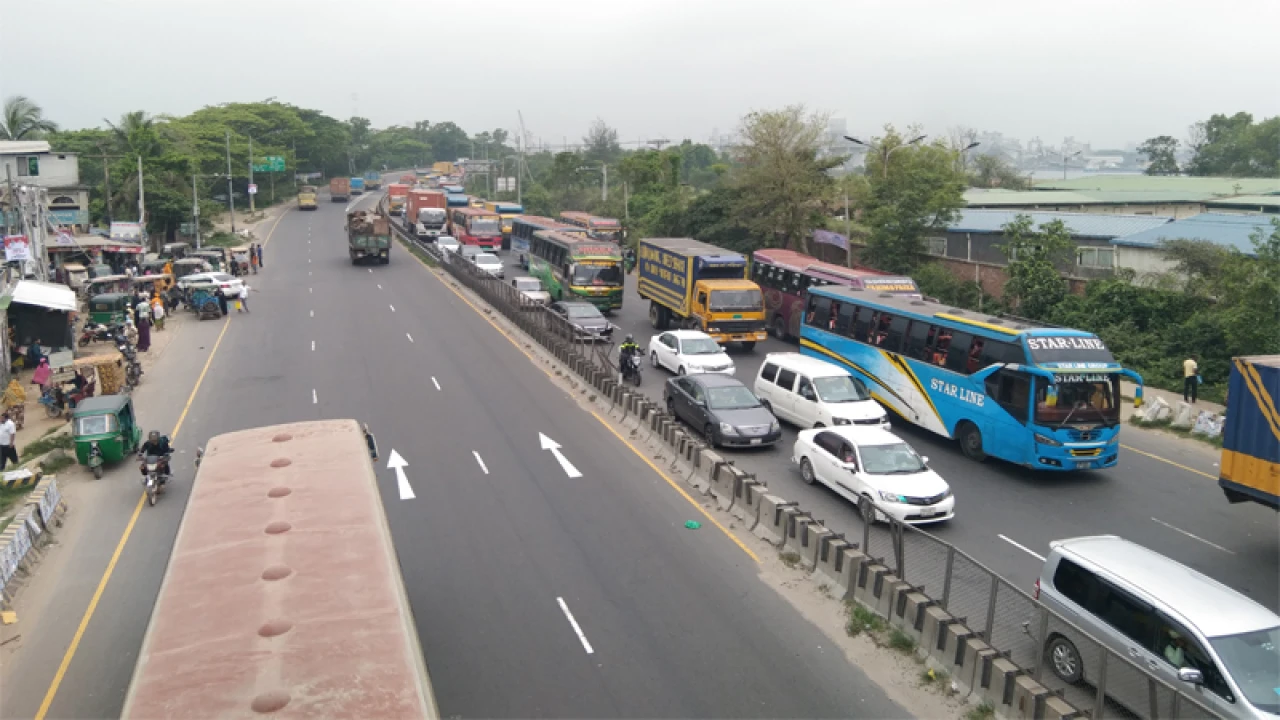 বাড়ছে চাপ, ঢাকা-চট্টগ্রাম মহাসড়কে ধীর গতিতে চলছে যানবাহন