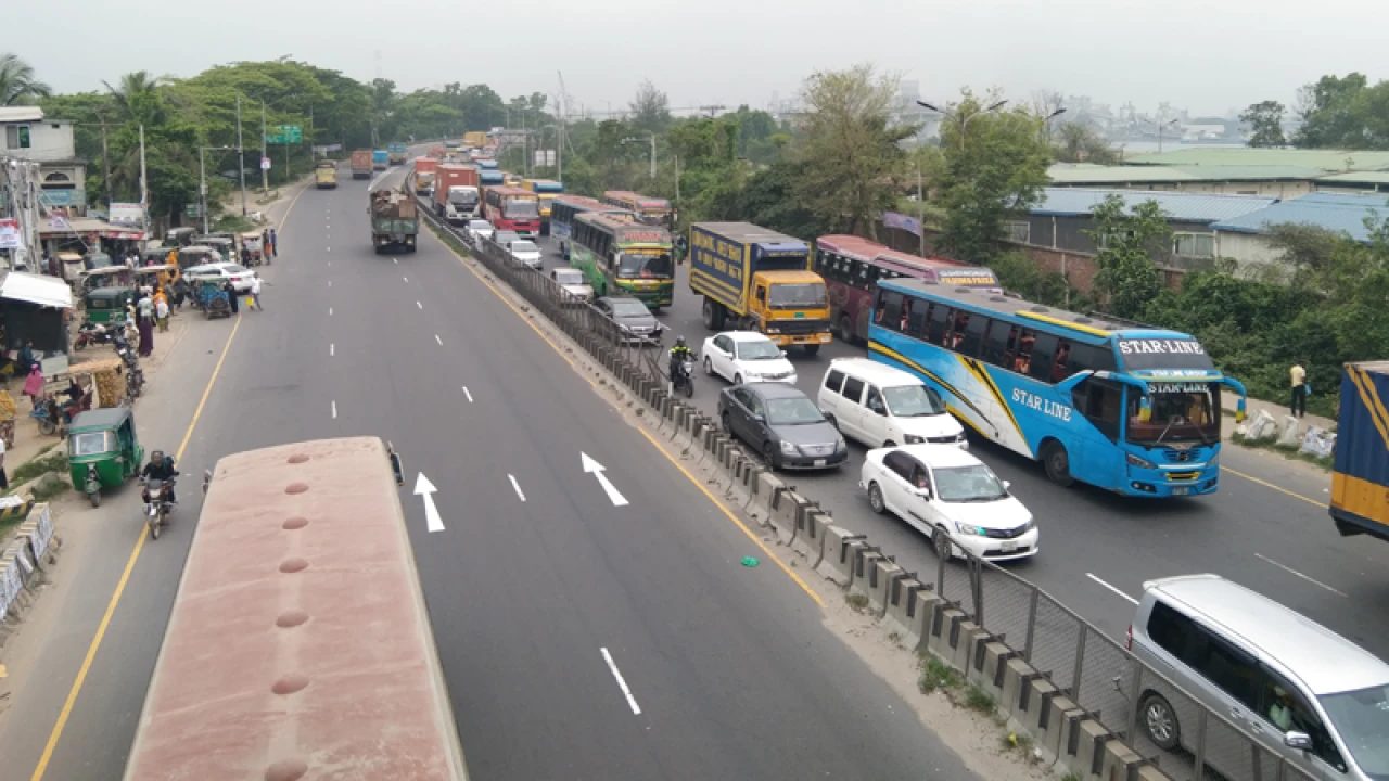 ঢাকা-চট্টগ্রাম মহাসড়কে ১৩ কিলোমিটারে যানবাহনের ধীরগতি