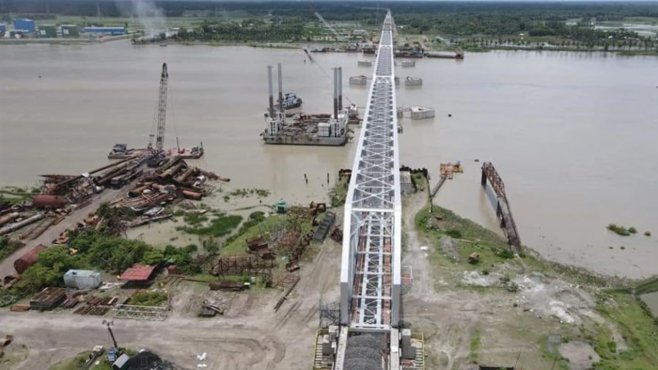 রূপসা রেলসেতুর পিলারে ধাক্কা, কার্গো জাহাজ ডুবে নিখোঁজ ২