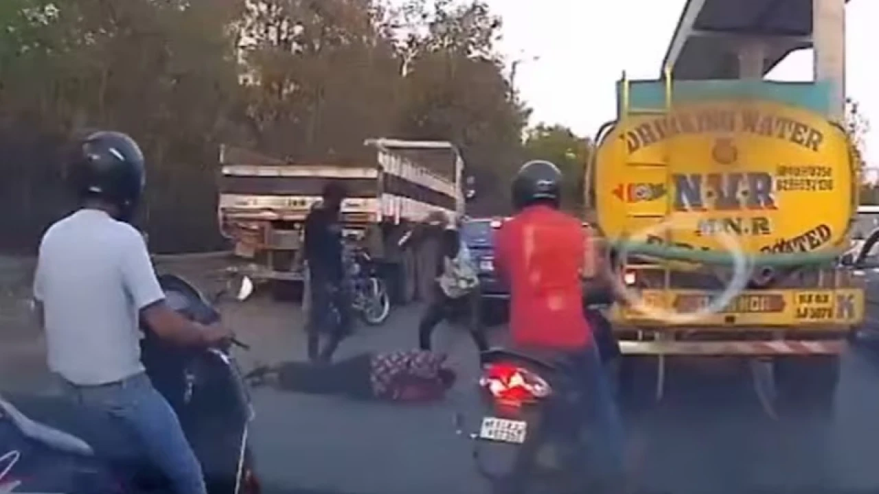 কাজের চাপ দেওয়ায় গুন্ডা দিয়ে সহকর্মীকে মারধর