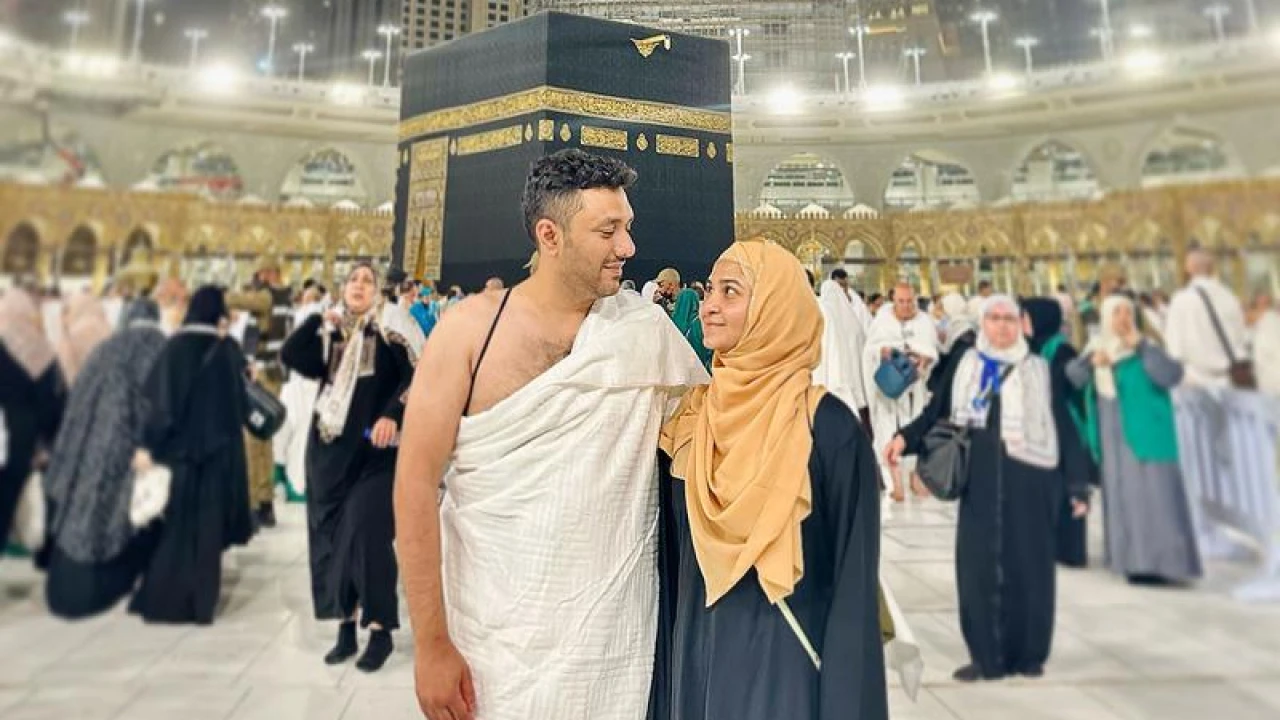 বিয়ের পর ওমরাহ পালন করলেন স্পর্শিয়া