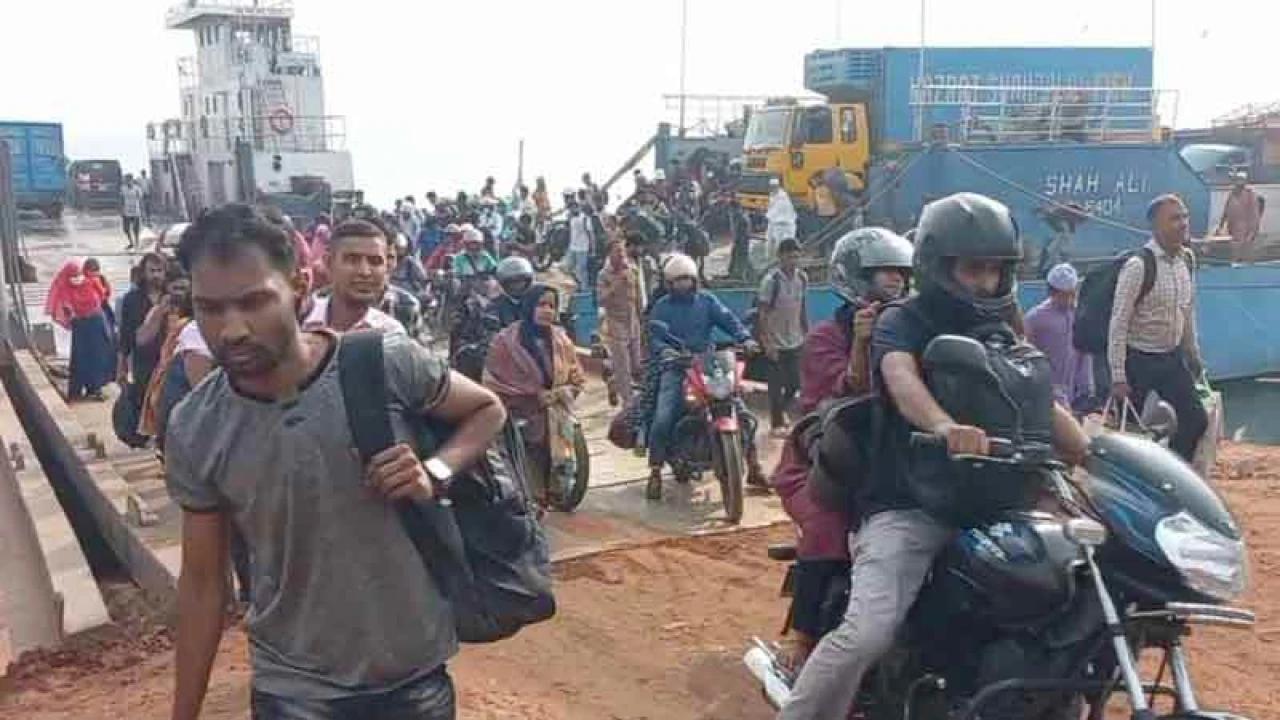 পাটুরিয়া ঘাটে ঘরমুখো মানুষের উপচেপড়া ভিড়