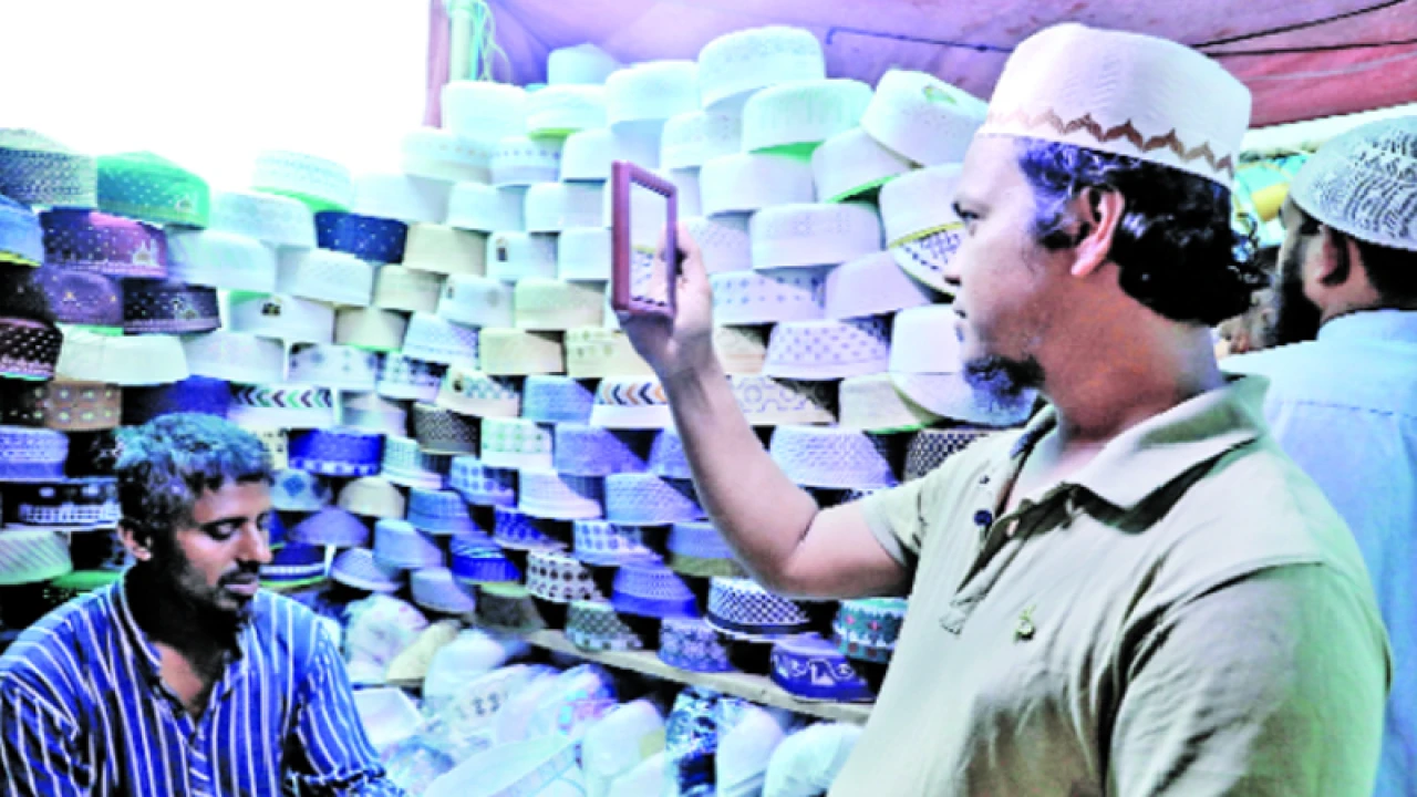 আতর-টুপির দোকানে শেষ মুহূর্তে ভিড়