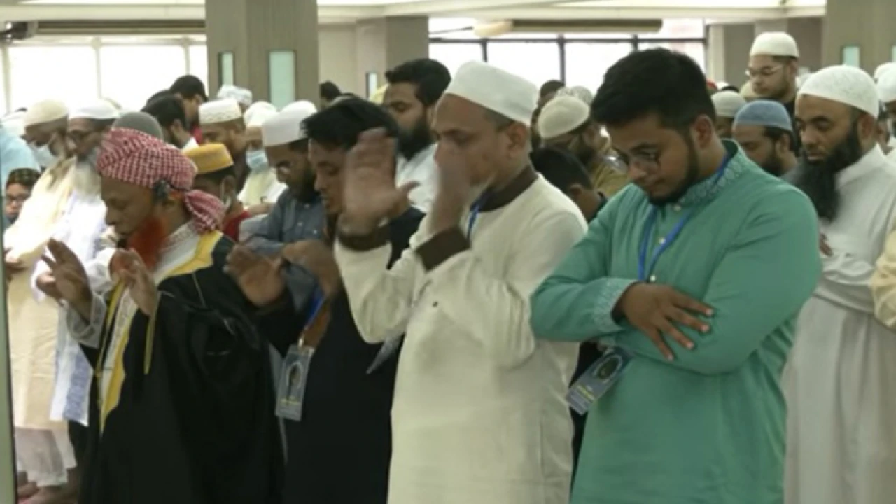 রাজধানীর পান্থপথে ঈদুল ফিতরের নামাজ আদায়