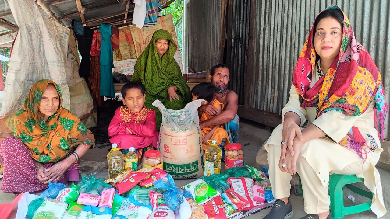 প্রতিবন্ধী পরিবারকে ঈদ উপহার দিল মঙ্গল আলোয় ফাউন্ডেশন