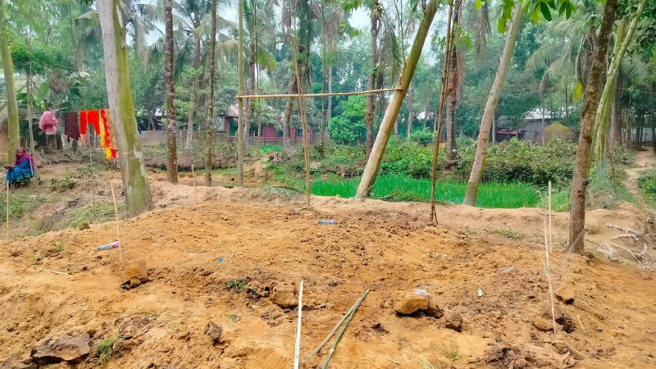 ‘আমার বাবা আমারে রেখে চলে গেছে, বাচ্চাকে এতিম করে’