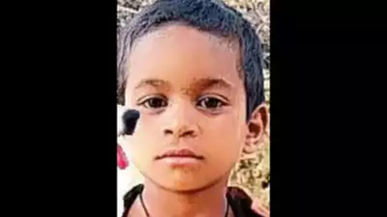 খেলতে খেলতে ৫০ ফুট গর্তে শিশু, চলছে উদ্ধার কাজ