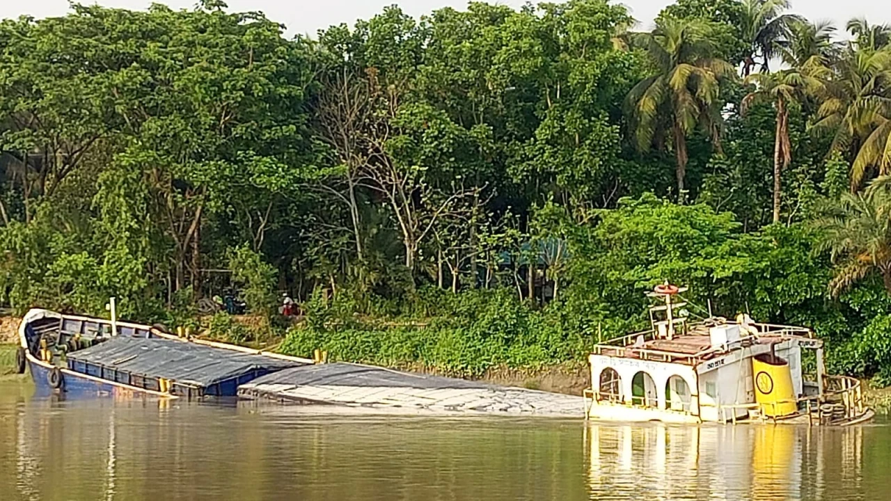 ভৈরব নদে কয়লা বোঝাই জাহাজ ডুবি
