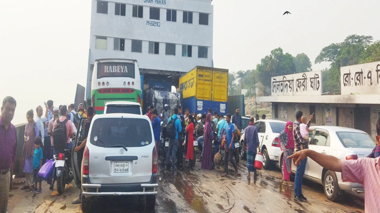 দৌলতদিয়া ফেরিঘাট: ভোগান্তি ছাড়াই কর্মস্থলে ফিরছে মানুষ