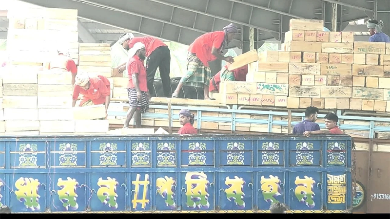 ৫ দিন পর বেনাপোল বন্দরে কর্মব্যস্ততা