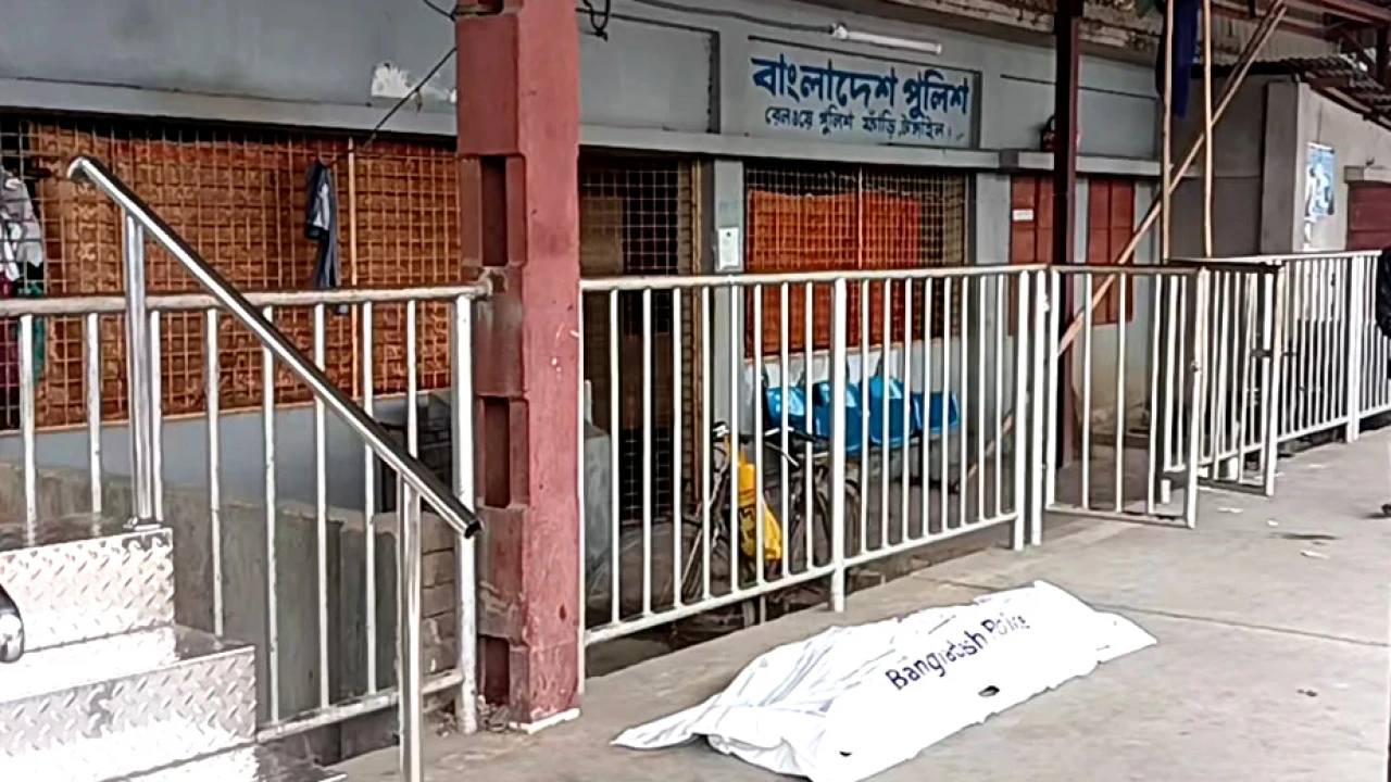 ট্রেনের ছাদে যাত্রীর মরদেহ