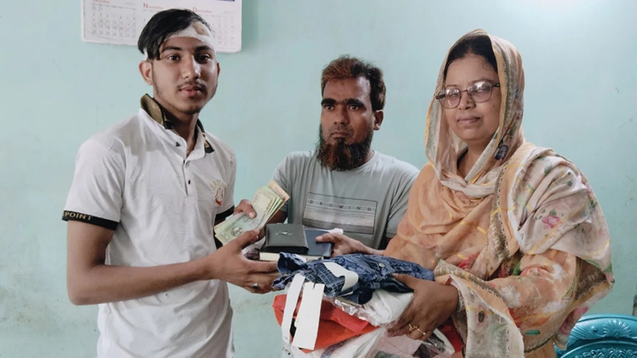 কুড়িয়ে পাওয়া টাকার ব্যাগের মালিককে পাওয়া গেল যেভাবে