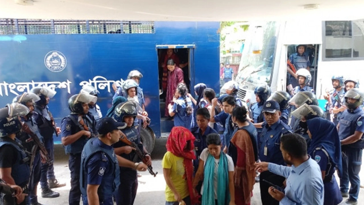 একসঙ্গে ৫২ আসামিকে রিমান্ডে নিল পুলিশ