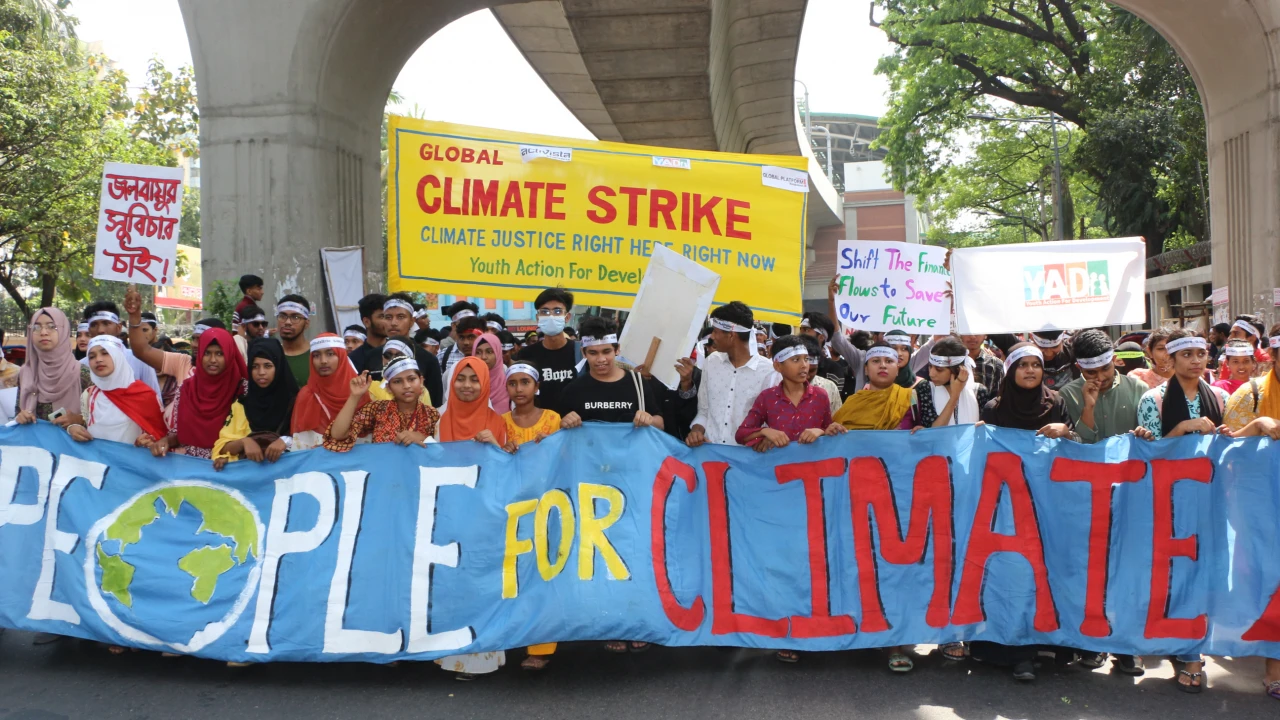 বিশ্বকে বাঁচাতে জীবাশ্ম জ্বালানিতে অর্থায়ন বন্ধের দাবি তরুণদের