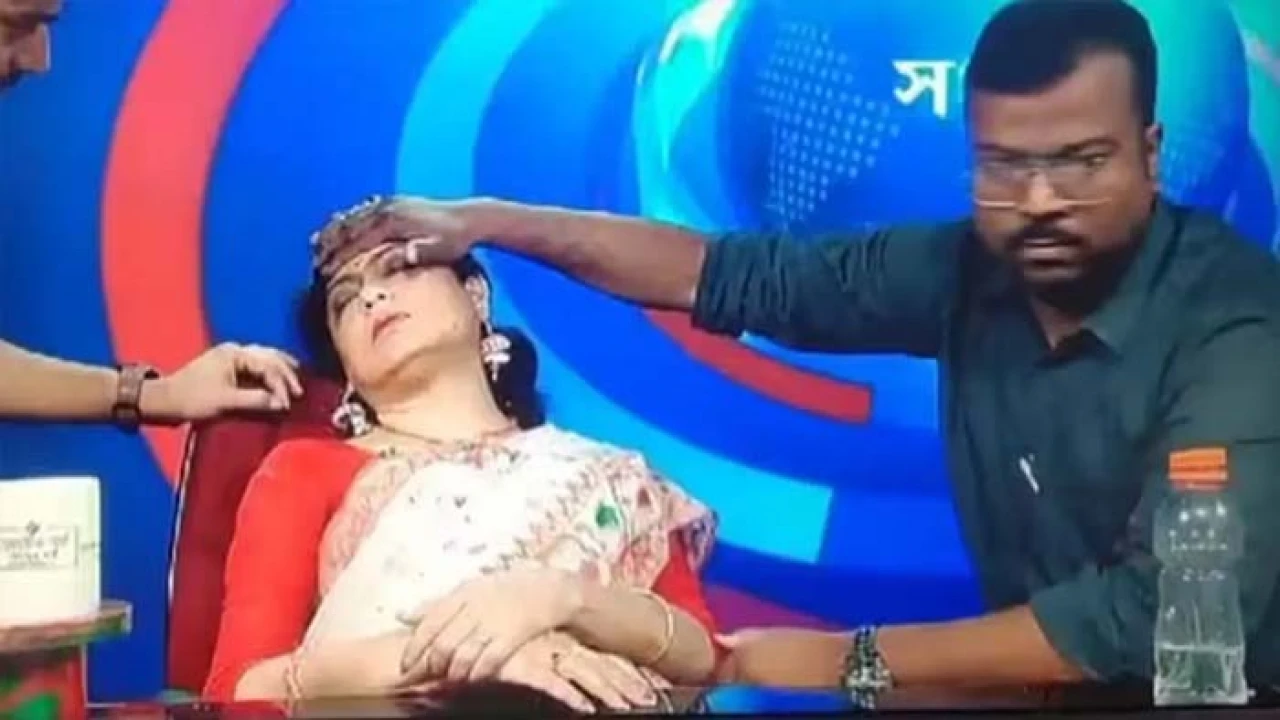 গরমে লাইভ সংবাদ পাঠের সময় জ্ঞান হারালেন উপস্থাপিকা