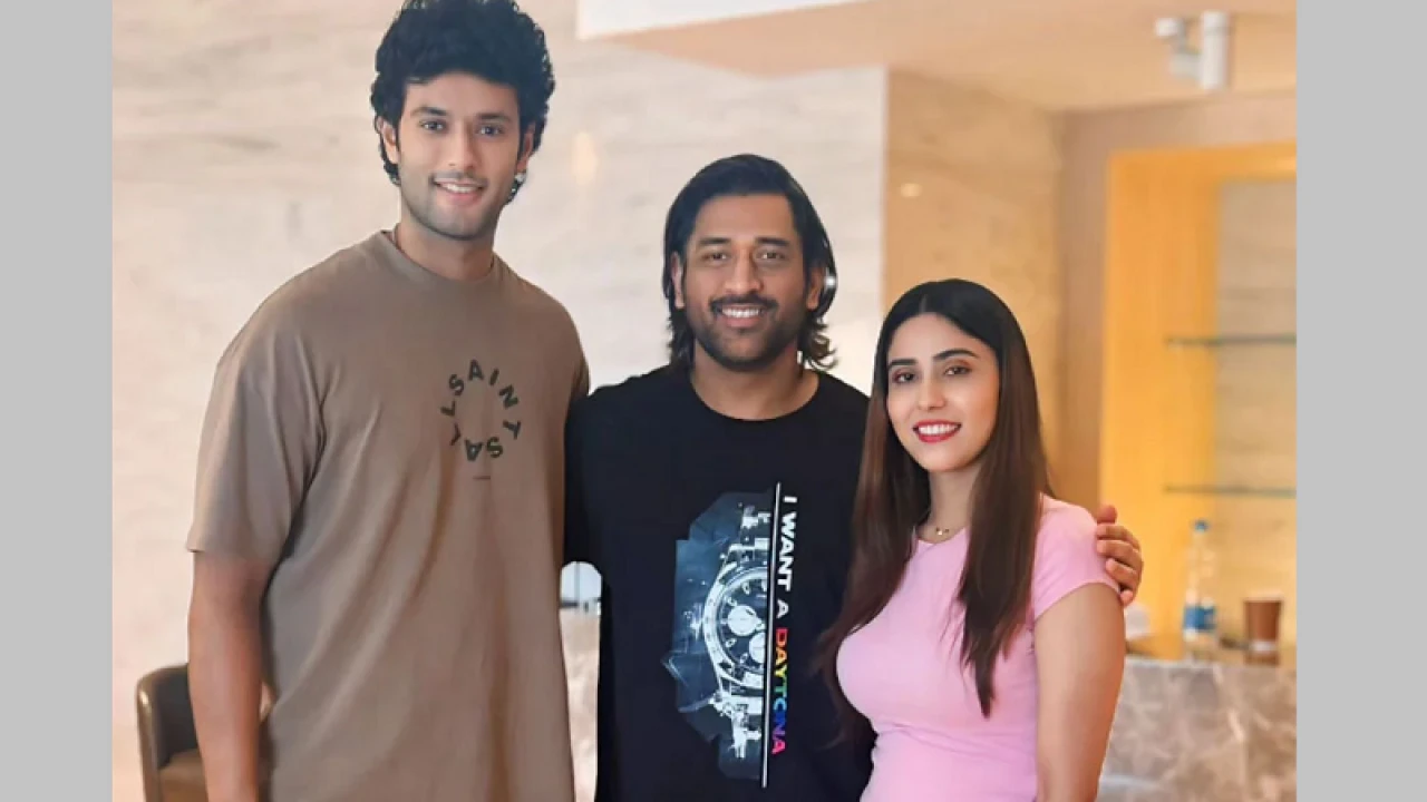 ধোনিকে নিয়ে মুগ্ধতা প্রকাশ করলেন দুবের স্ত্রী