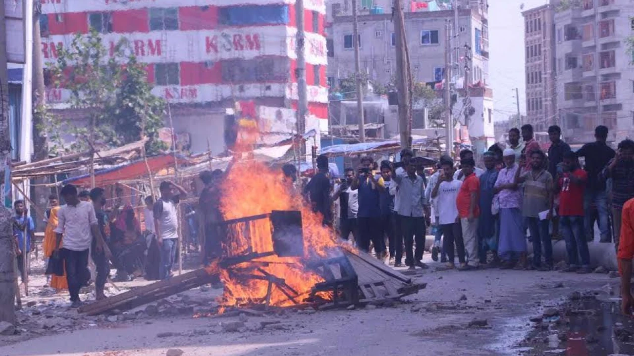 নারায়ণগঞ্জে বকেয়া বেতনের দাবিতে বিক্ষোভ, শ্রমিক-পুলিশ সংঘর্ষ