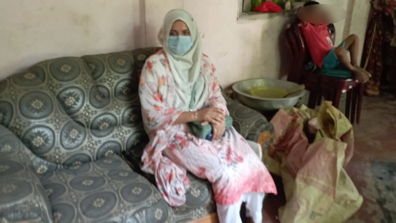 বিয়ে দাবিতে প্রেমিকের বাড়িতে অনশনে ইডেনের ছাত্রী