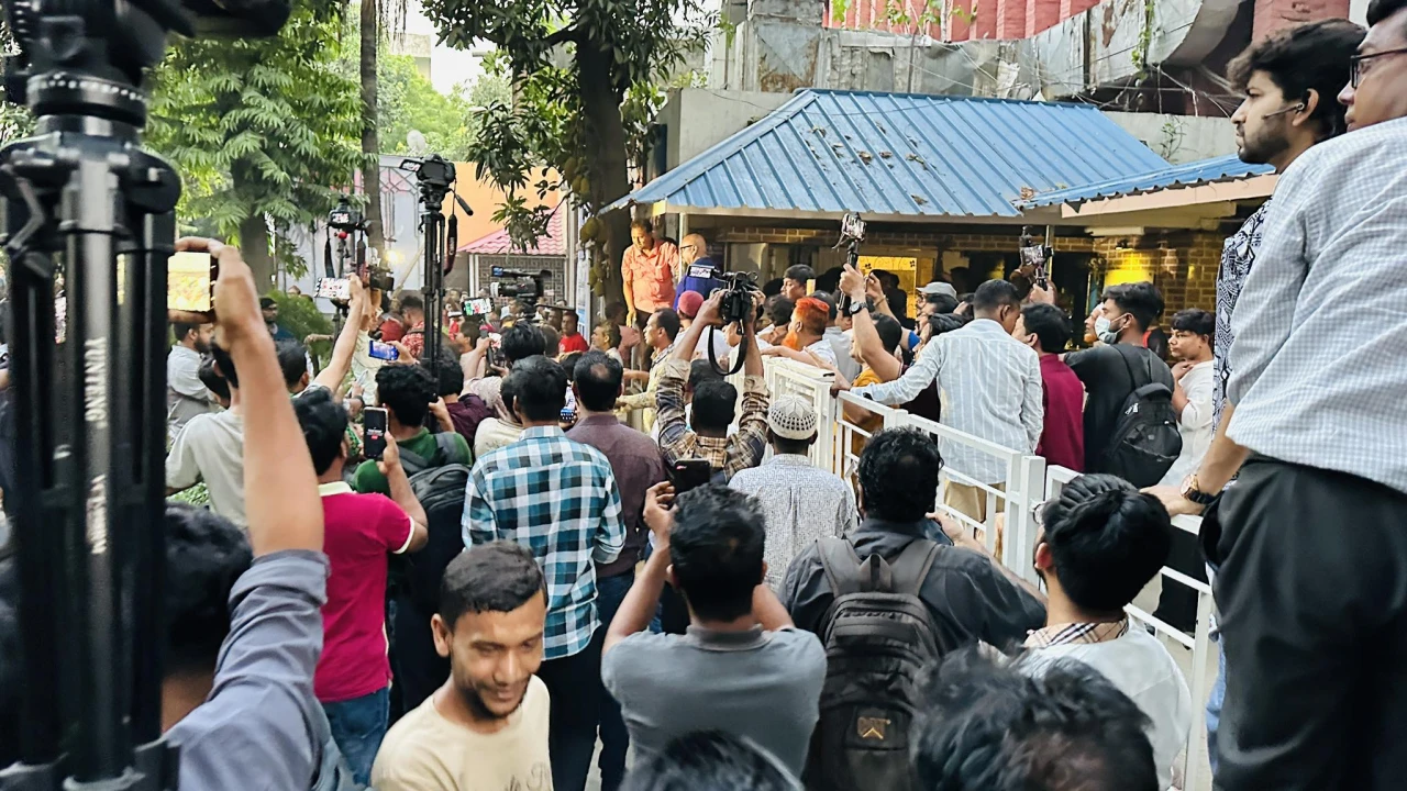 এফডিসিতে রক্তাক্ত সাংবাদিক (ভিডিও)