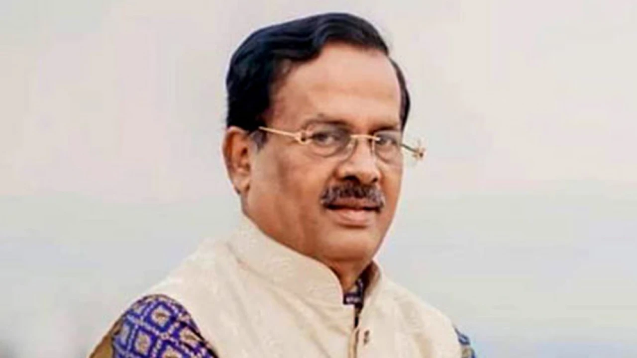 ওমরাহ পালনে সপরিবারে সৌদি গেলেন নানক